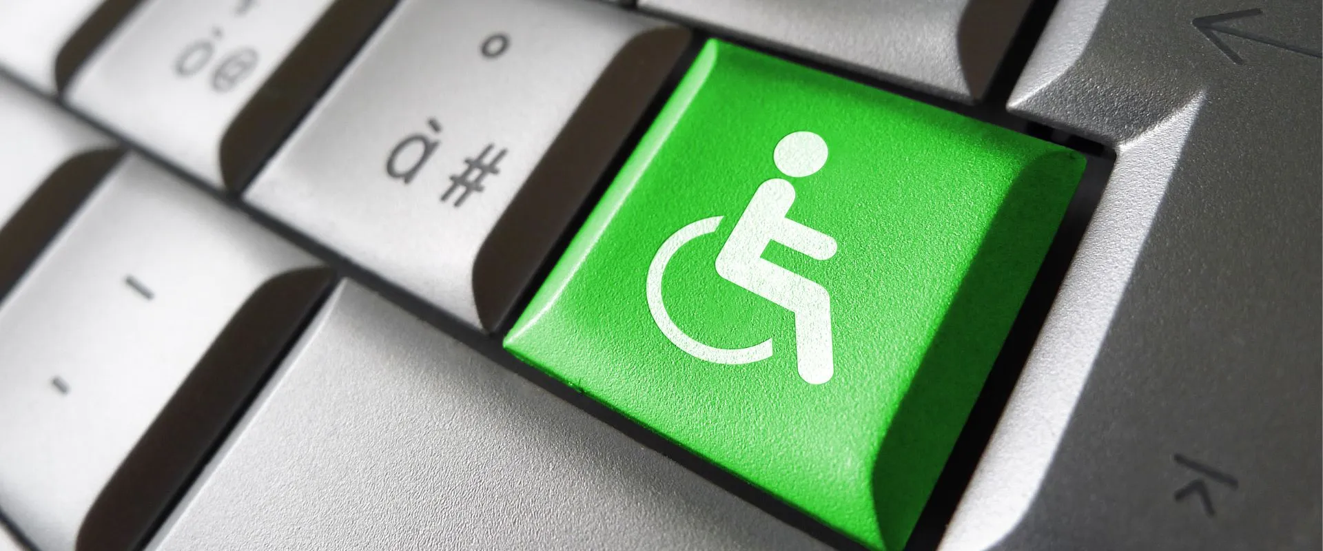 tastiera di PC con un tasto con icona accessibilità